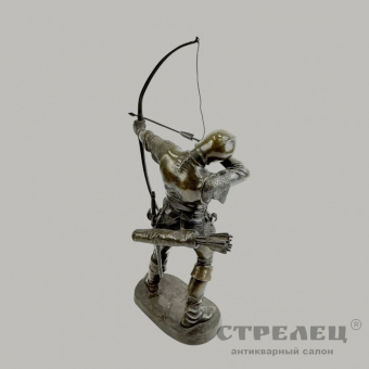 фото — бронзовая статуэтка «средневековый лучник». tourgueneff. франция, 19 в.